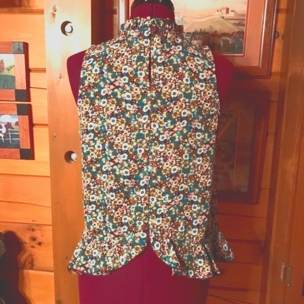 Sleeveless High Neck Floral Ruffled Top NWOT  Women's Tops Size Small - Picture 2 of 7